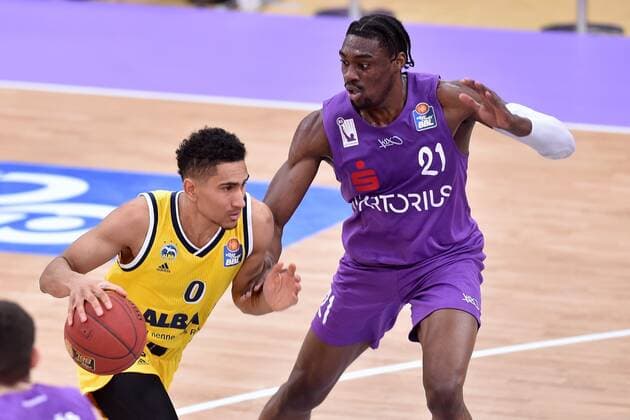 Maodo Lo Alba Berlin on the ball and Tai Odiase BG Goettingen , Basketball, Bundesliga, BBL, BG Goettingen Alba Berlin 02 02 2021, BG Goettingen Alba Berlin, Basketball, Bundesliga, GER, BBL, 02 02 2021 Goettingen Copyright: xEibner-Pressefotox-xRolandxSippelx