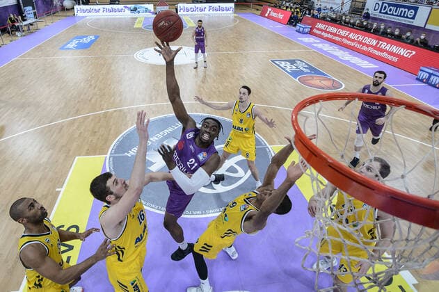 BG Göttingen ALBA BERLN 02 02 2021, Basketball Bundesliga easyCredit BBL, season 2020 2021, main round, 10 matchday, BG Göttingen ALBA BERLN Göttingens Tai Odiase throws at the basket Göttingen Lower Saxony Germany