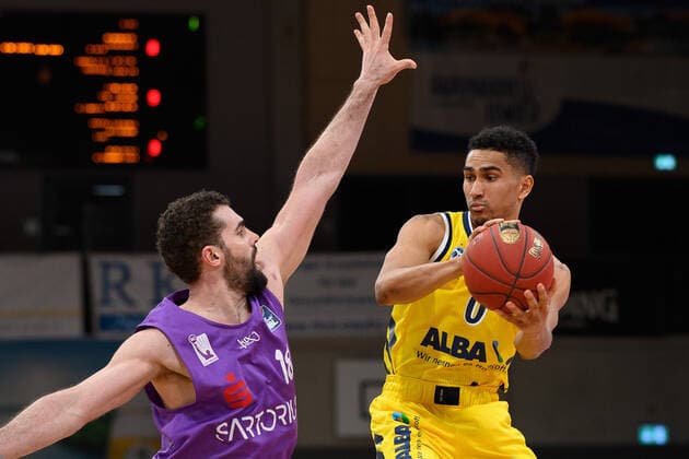 BG Göttingen ALBA BERLN 02 02 2021, Basketball Bundesliga easyCredit BBL, 2020 2021 season, Hauptrunde, 10 Spieltag, BG Göttingen ALBA BERLN Berlins Maodo Lo r plays Göttingens Harper Kamp Göttingen Lower Saxony Germany.