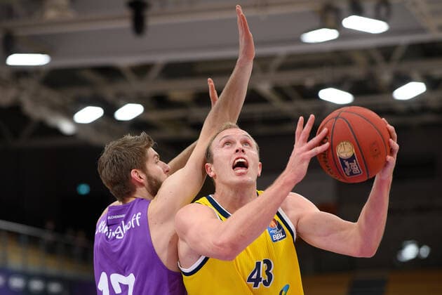 BG Göttingen ALBA BERLN 02 02 2021, Basketball Bundesliga easyCredit BBL, season 2020 2021, main round, 10 matchday, BG Göttingen ALBA BERLN Berlins Luke Sikma r plays against Göttingens Mathis Mönninghoff Göttingen Niedersachsen Germany