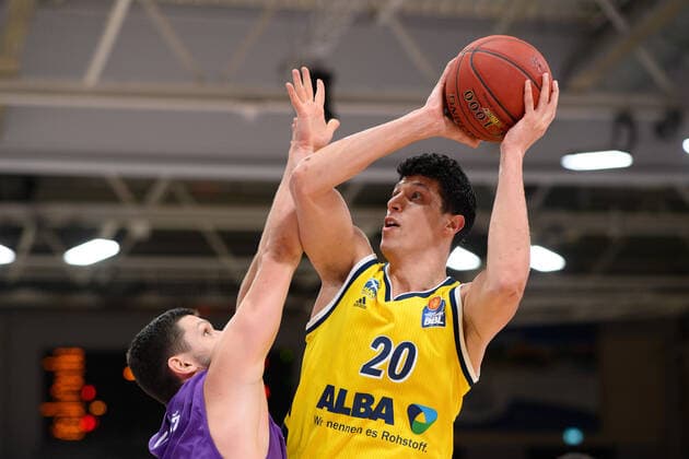 BG Göttingen ALBA BERLN 02 02 2021, Basketball Bundesliga easyCredit BBL, 2020 2021 season, Hauptrunde, 10 Spieltag, BG Göttingen ALBA BERLN Berlins Simone Fontecchio r plays against Göttingens Rihards Lomazs Göttingen Lower Saxony Germany.
