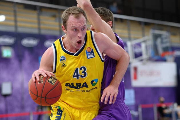 BG Göttingen ALBA BERLN 02 02 2021, Basketball Bundesliga easyCredit BBL, season 2020 2021, main round, 10 matchday, BG Göttingen ALBA BERLN Berlins Luke Sikma l plays against Göttingens Mathis Mönninghoff Göttingen Lower Saxony Germany