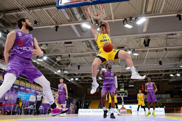 BG Göttingen ALBA BERLN 02 02 2021, Basketball Bundesliga easyCredit BBL, season 2020 2021, main round, 10 matchday, BG Göttingen ALBA BERLN Berlins Simone Fontecchio dunking Göttingen Lower Saxony Germany