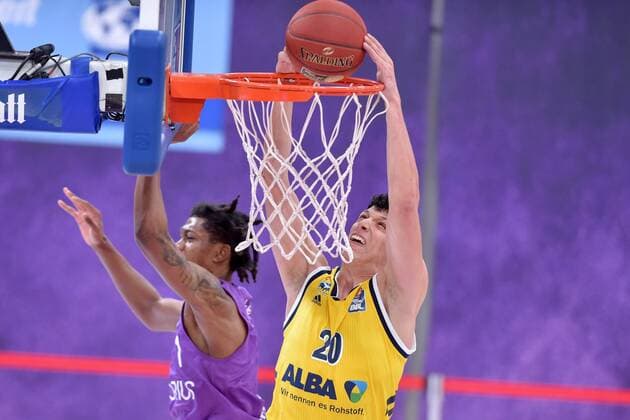 Simone Fontecchio Alba Berlin Dieshuan Booker BG Goettingen behind the basket , Basketball, Bundesliga, BBL, BG Goettingen Alba Berlin 02 02 2021, BG Goettingen Alba Berlin, Basketball, Bundesliga, GER, BBL, 02 02 2021 Goettingen Copyright: xEibner-Pressefotox-xRolandxSippelx