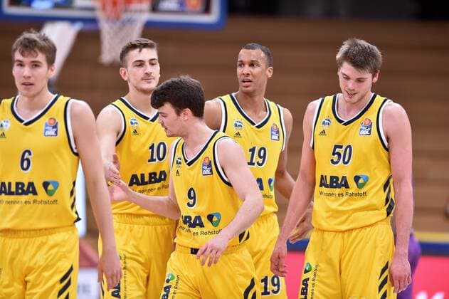 Malte Delow Alba Berlin m Tim Schneider, Jonas Mattisseck, Louis and Ben Lammers L R , Basketball, Bundesliga, BBL, BG Goettingen Alba Berlin 02 02 2021, BG Goettingen Alba Berlin, Basketball, Bundesliga, GER, BBL, 02 02 2021 Goettingen Copyright: xEibner-Pressefotox-xRolandxSippelx