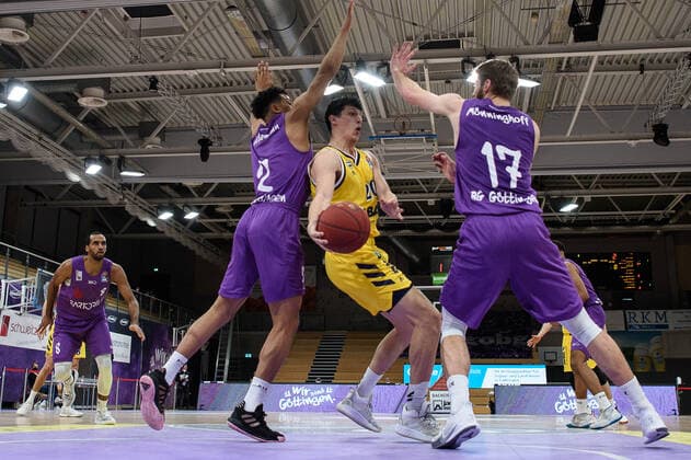 BG Göttingen ALBA BERLN 02 02 2021, Basketball Bundesliga easyCredit BBL, 2020 2021 season, Hauptrunde, 10 Spieltag, BG Göttingen ALBA BERLN Berlins Simone Fontecchio M plays against Göttingens Marvin Omuvwie l and Göttingens Mathis Mönninghoff Göttingen Lower Saxony Germany.