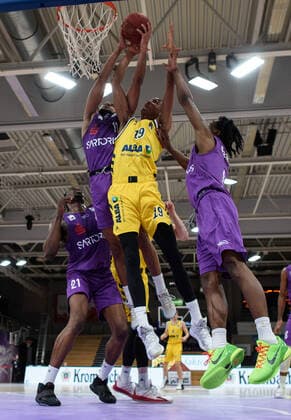 BG Göttingen ALBA BERLN 02 02 2021, Basketball Bundesliga easyCredit BBL, Season 2020 2021, Main Round, Matchday 10, BG Göttingen ALBA BERLN Berlins Louis Olinde M plays against Göttingens Tai Odiase l , Göttingens Marvin Omuvwie and Göttingens Deishuan Booker r Göttingen Lower Saxony Germany.