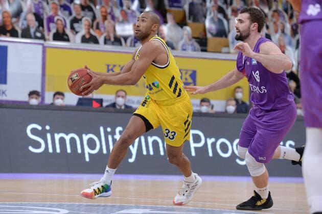 Jayson Granger Alba Berlin and Harper Kamp BG Goettingen , Basketball, Bundesliga, BBL, BG Goettingen Alba Berlin 02 02 2021, BG Goettingen Alba Berlin, Basketball, Bundesliga, GER, BBL, 02 02 2021 Goettingen Copyright: xEibner-Pressefotox-xRolandxSippelx