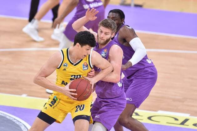 Simone Fontecchio Alba Berlin on the ball , Mathis Moenninghoff BG Goettingen , Tai Odiase BG Goettingen back , Basketball, Bundesliga, BBL, BG Goettingen Alba Berlin 02 02 2021, BG Goettingen Alba Berlin, Basketball, Bundesliga, GER, BBL, 02 02 2021 Goettingen Copyright: xEibner-Pressefotox-xRolandxSippelx