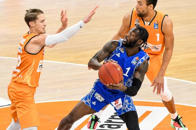 GER, BBL, ratiopharm ulm vs Fraport Skyliners 02 02 2021, ratiopharm arena, Neu Ulm, GER, BBL, ratiopharm ulm vs Fraport Skyliners, pictured Thomas Klepeisz Ulm, 22 , Matt Mobley Fraport, 1 nordphoto.GmbHx xHafner nph00200