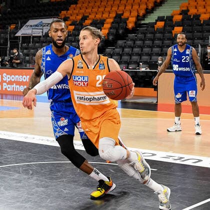 GER, BBL, ratiopharm ulm vs Fraport Skyliners 02 02 2021, ratiopharm arena, Neu Ulm, GER, BBL, ratiopharm ulm vs Fraport Skyliners, pictured Kamari Murphy Fraport, 21 cant stop Thomas Klepeisz Ulm, 22 nordphoto.GmbHx xHafner nph00200