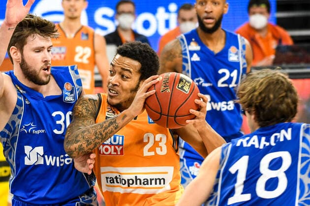 GER, BBL, ratiopharm ulm vs Fraport Skyliners 02 02 2021, ratiopharm arena, Neu Ulm, GER, BBL, ratiopharm ulm vs Fraport Skyliners, in the picture with full commitment Troy Caupain Ulm, 23 wins against Jon Axel Gudmundsson Fraport, 30 and Joe Rahon Fraport, 18 nordphoto.GmbHx xHafner nph00200