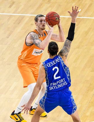 GER, BBL, ratiopharm ulm vs Fraport Skyliners 02 02 2021, ratiopharm arena, Neu Ulm, GER, BBL, ratiopharm ulm vs Fraport Skyliners, pictured Dylan Osetkowski Ulm, 21 , Michael Kessens Fraport, 2 nordphoto.GmbHx xHafner nph00200