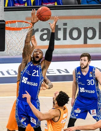 GER, BBL, ratiopharm ulm vs Fraport Skyliners 02 02 2021, ratiopharm arena, Neu Ulm, GER, BBL, ratiopharm ulm vs Fraport Skyliners, pictured Kamari Murphy Fraport, 21 goes to the basket with success, Jon Axel Gudmundsson Fraport, 30 nordphoto.GmbHx xHafner nph00200
