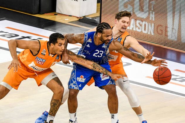 GER, BBL, ratiopharm ulm vs Fraport Skyliners 02 02 2021, ratiopharm arena, Neu Ulm, GER, BBL, ratiopharm ulm vs Fraport Skyliners, in picture Isaiah Wilkins Ulm, 11 , Quantez Robertson Fraport, 23 and Patrick Heckmann Ulm, 33 stretch for the ball nordphoto.GmbHx xHafner nph00200