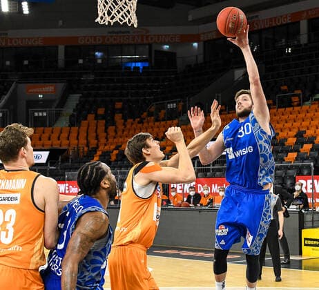 GER, BBL, ratiopharm ulm vs Fraport Skyliners 02 02 2021, ratiopharm arena, Neu Ulm, GER, BBL, ratiopharm ulm vs Fraport Skyliners, in picture Patrick Heckmann Ulm, 33 , Quantez Robertson Fraport, 23 and Christoph Philipps Ulm, 10 pursue the throw of Jon Axel Gudmundsson Fraport, 30 nordphoto.GmbHx xHafner nph00200