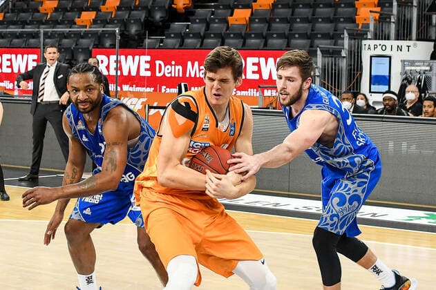 GER, BBL, ratiopharm ulm vs Fraport Skyliners 02 02 2021, ratiopharm arena, Neu Ulm, GER, BBL, ratiopharm ulm vs Fraport Skyliners, in picture Christoph Philipps Ulm, 10 secures the ball against Quantez Robertson Fraport, 23 and Jon Axel Gudmundsson Fraport, 30 nordphoto.GmbHx xHafner nph00200