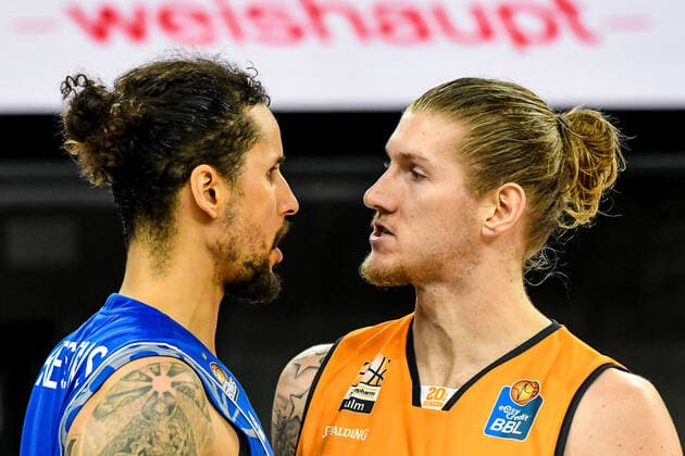 GER, BBL, ratiopharm ulm vs Fraport Skyliners 02 02 2021, ratiopharm arena, Neu Ulm, GER, BBL, ratiopharm ulm vs Fraport Skyliners, in picture Michael Kessens Fraport, 2 and Dylan Osetkowski Ulm, 21 clash after a foul play technical and unsportsmanlike foul for Michael Kessens Fraport, 2 , game deciding scene of the game. nordphoto.GmbHx xHafner nph00200