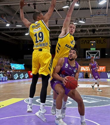 GSD zje123 season 2020 21 Easy credit Basketball Bundesliga BG Göttingen Alba Berlin Göttingens Marvin Omuvwie on the ball against Berlins Louis Olinde left and Luke Sikma.