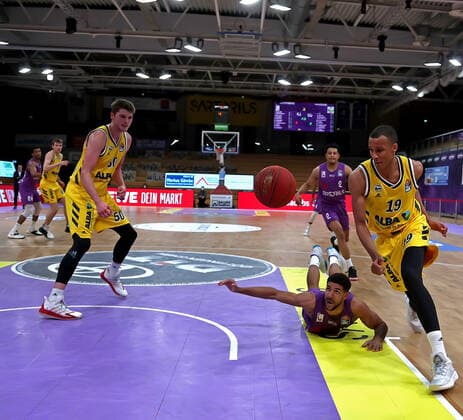 GSD zje123 season 2020 21 Easy credit Basketball Bundesliga BG Göttingen Alba Berlin Göttingens Marvin Omuvwie on the ball against Berlins Louis Olinde right.