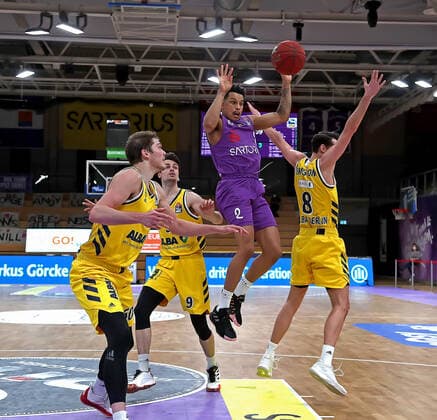 GSD zje123 season 2020 21 Easy credit Basketball Bundesliga BG Göttingen Alba Berlin Göttingens Nelson Weidemann on the ball against Berlins Marcus Eriksson right.