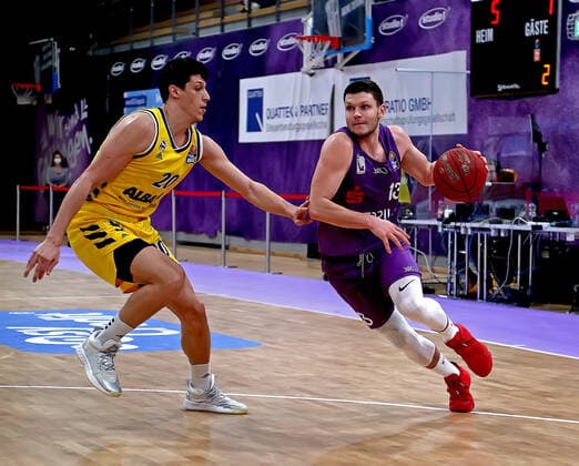 GSD zje123 season 2020 21 Easy credit Basketball Bundesliga BG Göttingen Alba Berlin Göttingens Rihards Lomazs on the ball against Berlins Simone Fontecchio.
