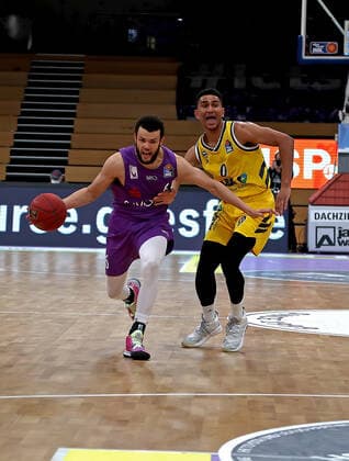 GSD zje123 season 2020 21 Easy credit Basketball Bundesliga BG Göttingen Alba Berlin Göttingens Luke Nelson on the ball against Berlins Maodo Lo