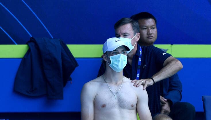 TENNIS ATP, Tennis Herren CUP, Denis Shapovalov of Canada is seen receiving treatment during a medical time out during the ATP Cup against Alexander Zverev of Germany at Melbourne Park in Melbourne, Wednesday, February 3, 2021. ( NO ARCHIVING, EDITORIAL USE ONLY, NO USE IN BOOKS WITHOUT CONSENT MELBOURNE VIC AUSTRALIA  Copyright: xDEANxLEWINSx 20210203001517933434