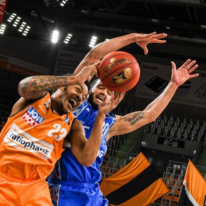 GER, BBL, ratiopharm ulm vs Fraport Skyliners 02 02 2021, ratiopharm arena, Neu Ulm, GER, BBL, ratiopharm ulm vs Fraport Skyliners, pictured Troy Caupain Ulm, 23 , Rasheed Moore Fraport, 20 nordphoto.GmbHx xHafner nph00200