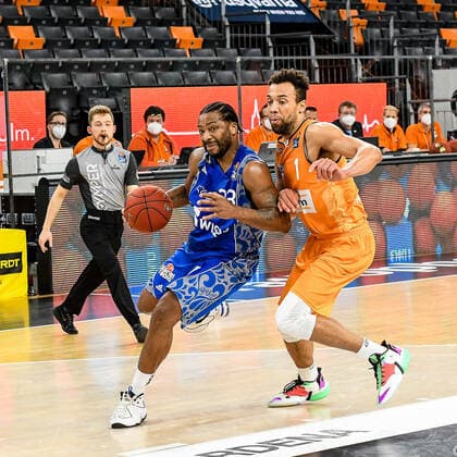 GER, BBL, ratiopharm ulm vs Fraport Skyliners 02 02 2021, ratiopharm arena, Neu Ulm, GER, BBL, ratiopharm ulm vs Fraport Skyliners, pictured Quantez Robertson Fraport, 23 , Demitrius Conger Ulm, 1 nordphoto.GmbHx xHafner nph00200