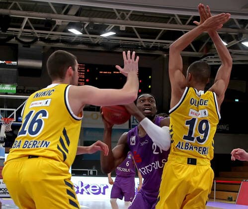 GSD zje123 season 2020 21 Easy credit Basketball Bundesliga BG Göttingen Alba Berlin Göttingens Tai Odiase on the ball against Berlins Kresimir Nikic left and Louis Olinde.