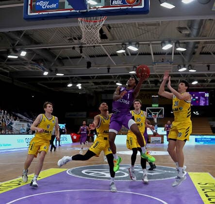 GSD zje123 season 2020 21 Easy credit Basketball Bundesliga BG Göttingen Alba Berlin Göttingens Deishuan Booker on the ball against Berlins Maodo Lo