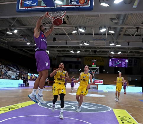 GSD zje123 season 2020 21 Easy credit Basketball Bundesliga BG Göttingen Alba Berlin Göttingens Marvin Omuswie on the ball against Berlins Maode Lo