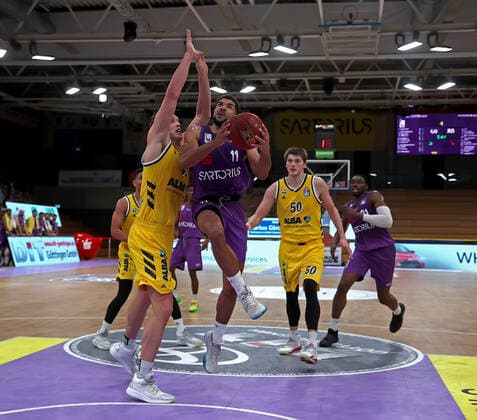 GSD zje123 season 2020 21 Easy credit Basketball Bundesliga BG Göttingen Alba Berlin Göttingens Marvin Omuswie on the ball against Berlins Luke Sikma
