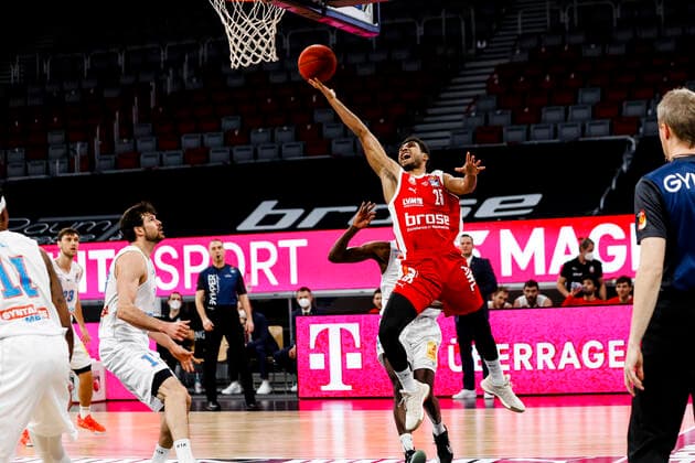 Front Kenneth Ogbe Brose Bamberg, 25 Brose Bamberg Mitteldeutscher BC MBC easyCredit BBL Basketball Bundesliga Basketball Season 2020 21 14 Matchday, 03 02 2021 Bamberg, Brose Arena Copyright: DanielxLöb