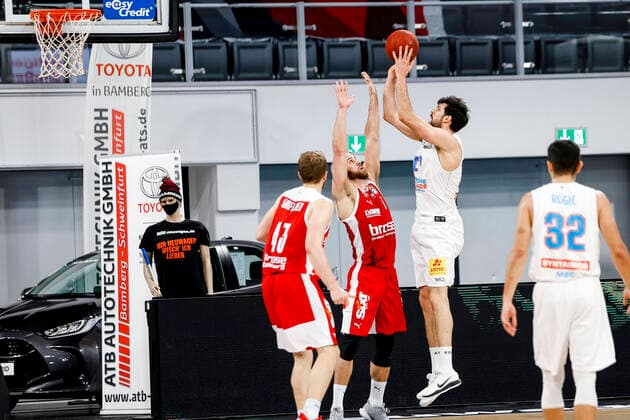 2 v right Aleksandar Marelja Mitteldeutscher BC, 17 left Christian Sengfelder Brose Bamberg, 43 center Alex Ruoff Brose Bamberg, 07 right Roko Rogic Mitteldeutscher BC, 32 Brose Bamberg Mitteldeutscher BC MBC easyCredit BBL Basketball Bundesliga Basketball Season 2020 21 14 Matchday, 03 02 2021 Bamberg, Brose Arena Copyright: DanielxLöb