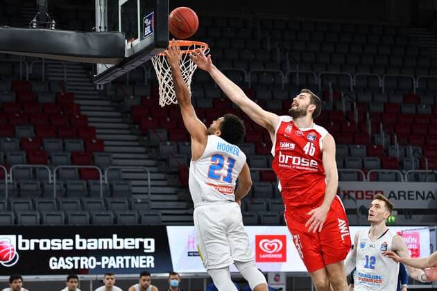BAMBERG 03 02 2021 Basketball easycredit 1 Basketball Bundesliga 16 matchday Brose Bamberg vs Syntainics MBC Quinton Hooker 21, Mitteldeutscher BC with a basket against David Kravish 45, Brose Bamberg photo Hans Martin Issler isslerimages Brose Bamberg vs Syntainics MBC