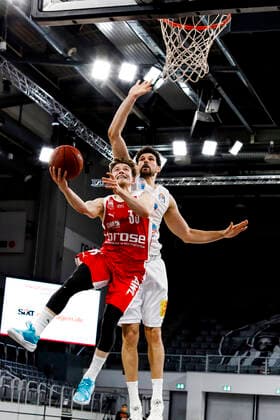 left Bennet Hundt Brose Bamberg, 33 right Aleksandar Marelja Mitteldeutscher BC, 17 Brose Bamberg Mitteldeutscher BC MBC easyCredit BBL Basketball Bundesliga Basketball Season 2020 21 14 Matchday, 03 02 2021 Bamberg, Brose Arena Copyright: DanielxLöb