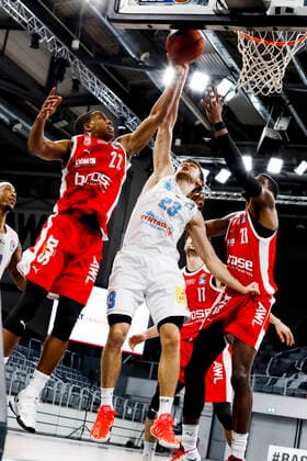 left Devon Hall Brose Bamberg, 22 center Michal Michalak Mitteldeutscher BC, 23 right Shevon Thompson Brose Bamberg, 27 Brose Bamberg Mitteldeutscher BC MBC easyCredit BBL Basketball Bundesliga Basketball season 2020 21 14 matchday, 03 02 2021 Bamberg, Brose Arena Copyright: DanielxLöb