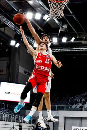 left Bennet Hundt Brose Bamberg, 33 right Aleksandar Marelja Mitteldeutscher BC, 17 Brose Bamberg Mitteldeutscher BC MBC easyCredit BBL Basketball Bundesliga Basketball Season 2020 21 14 Matchday, 03 02 2021 Bamberg, Brose Arena Copyright: DanielxLöb