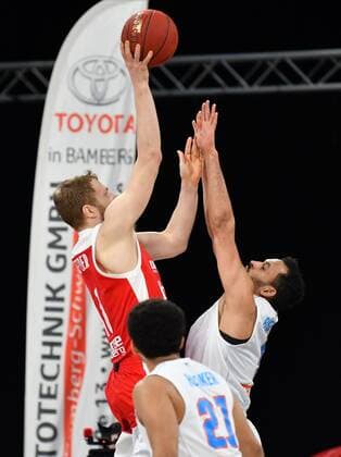 BAMBERG 03 02 2021 basketball easycredit 1 basketball Bundesliga 16 matchday Brose Bamberg vs Syntainics MBC Christian Sengfelder 43, Brose Bamberg throws against David Brembly 5, Mitteldeutscher BC photo Hans Martin Issler isslerimages Brose Bamberg vs Syntainics MBC