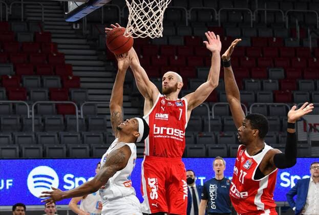 BAMBERG 03 02 2021 Basketball easycredit 1 Basketball Bundesliga 16 matchday Brose Bamberg vs Syntainics MBC Kyndahl Hill 11, Mitteldeutscher BC is disturbed by Alex Ruoff 7, Brose Bamberg throwing Photo Hans Martin Issler isslerimages Brose Bamberg vs Syntainics MBC