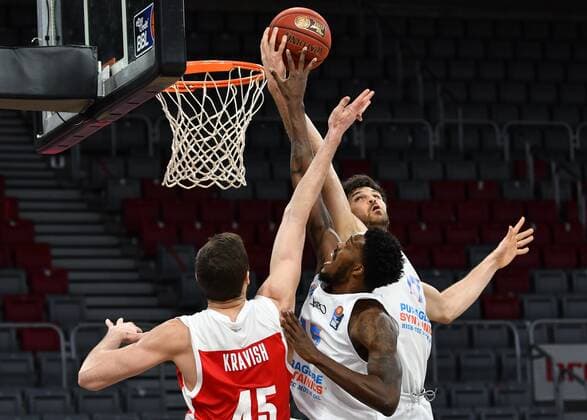 BAMBERG 03 02 2021 Basketball easycredit 1 Basketball Bundesliga 16 matchday Brose Bamberg vs Syntainics MBC Aleksandar Marelja 17, Mitteldeutscher BC and Shavon Coleman 15, Mitteldeutscher BC fighting for the rebound against David Kravish 45, Brose Bamberg photo Hans Martin Issler isslerimages Brose Bamberg vs Syntainics MBC