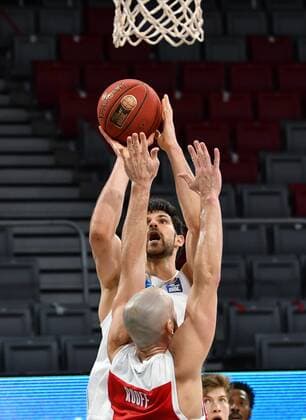 BAMBERG 03 02 2021 basketball easycredit 1 basketball Bundesliga 16 matchday Brose Bamberg vs Syntainics MBC Aleksandar Marelja 17, Mitteldeutscher BC throws against Alex Ruoff 7, Brose Bamberg photo Hans Martin Issler isslerimages Brose Bamberg vs Syntainics MBC