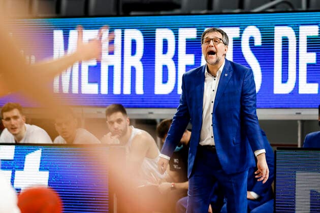 Coach Headcoach Silvano Poropat Mitteldeutscher BC Brose Bamberg Mitteldeutscher BC MBC easyCredit BBL Basketball Bundesliga Basketball Saison 2020 21 14 Spieltag, 03 02 2021 Bamberg, Brose Arena ASV Autoren Nummer 4026335 Copyright: DanielxLöb