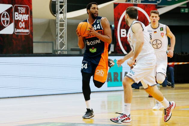 Leverkusen, Germany 03 February 2021 2 BBL Pro A 2020 2021 Bayer Giants Leverkusen vs Rostock Seawolves v li in duel Keith Wright Rostock Seawolves and J J Mann Bayer Giants Leverkusen Ostermann Arena Nordrhein Westfalen Copyright: xFotostandx xvanxderxVeldenx