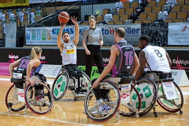 03 02 2021, xovx, wheelchair basketball, 1 Bundesliga, RSV Lahn Dill Rhine River Rhinos Wiesbaden v l Svenja Mayer Rhine River Rhinos Wiesbaden , Steve Serio RSV Lahn Dill , Andre Hopp Rhine River Rhinos Wiesbaden , Brian Bell RSV Lahn Dill Wetzlar Rittal Arena Hessen Germany EN