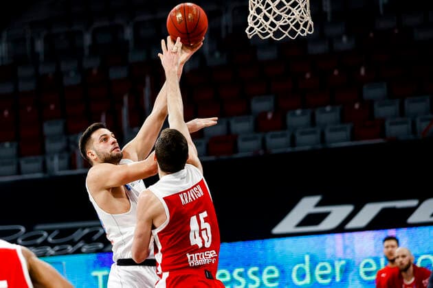 left Bendict Turudic Mitteldeutscher BC right David Kravish Brose Bamberg, 45 Brose Bamberg Mitteldeutscher BC MBC easyCredit BBL Basketball Bundesliga Basketball Season 2020 21 14 Matchday, 03 02 2021 Bamberg, Brose Arena Copyright: DanielxLöb