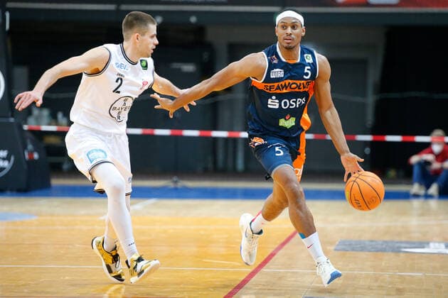 Leverkusen, Germany 03 February 2021 2 BBL Pro A 2020 2021 Bayer Giants Leverkusen vs Rostock Seawolves v li in duel Wyatt Lohaus Bayer Giants Leverkusen and Chris Carter Rostock Seawolves Ostermann Arena Nordrhein Westfalen Copyright: xFotostandx xvanxderxVeldenx