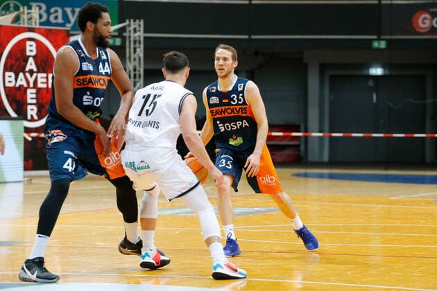 Leverkusen, Germany 03 February 2021 2 BBL Pro A 2020 2021 Bayer Giants Leverkusen vs Rostock Seawolves v li in duel Keith Wright Rostock Seawolves , Luca Kahl Bayer Giants Leverkusen and Brad Loesing Rostock Seawolves Ostermann Arena Nordrhein Westfalen Copyright: xFotostandx xvanxderxVeldenx
